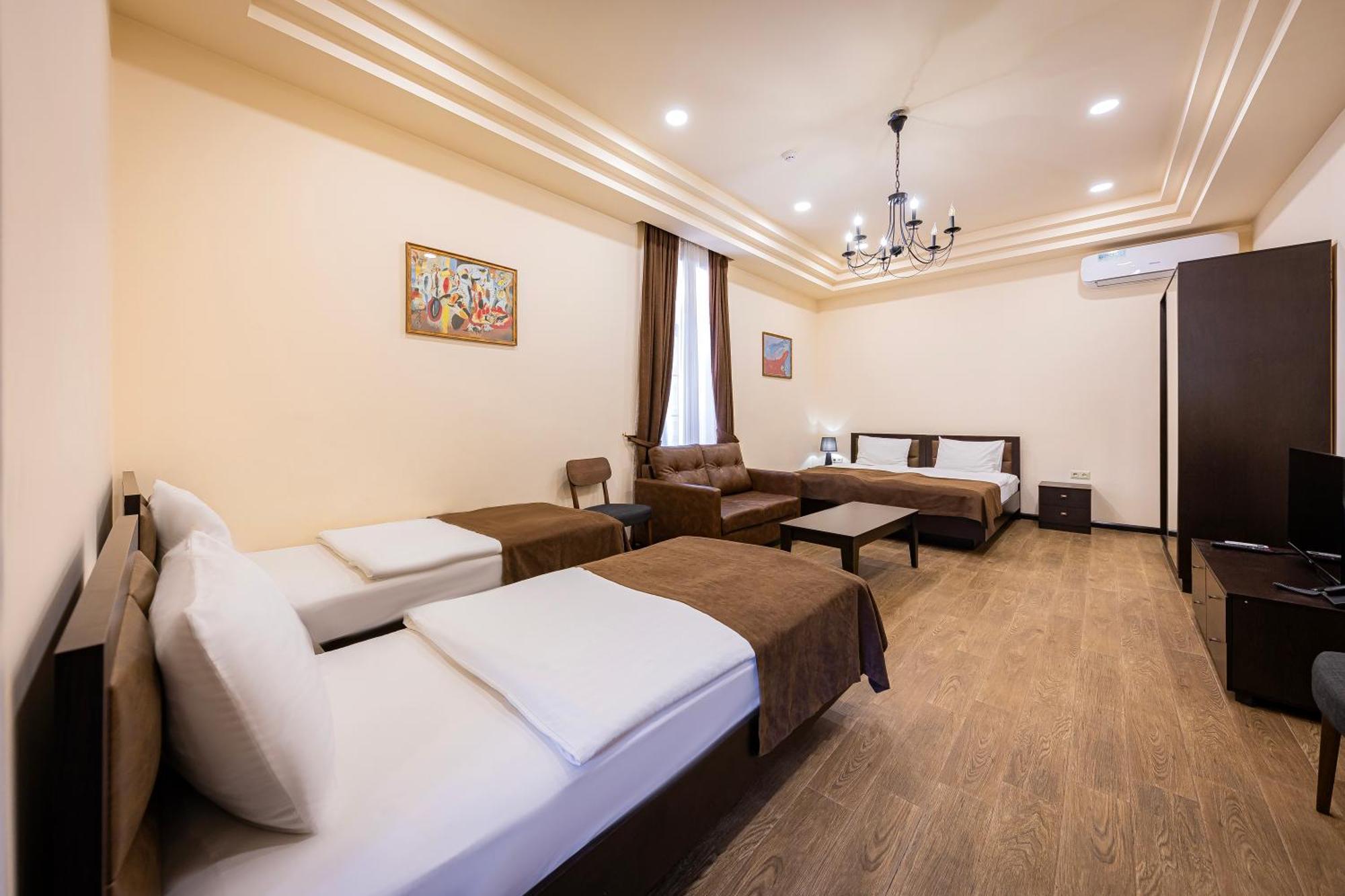 Boutique Living Hotel Erevan Esterno foto