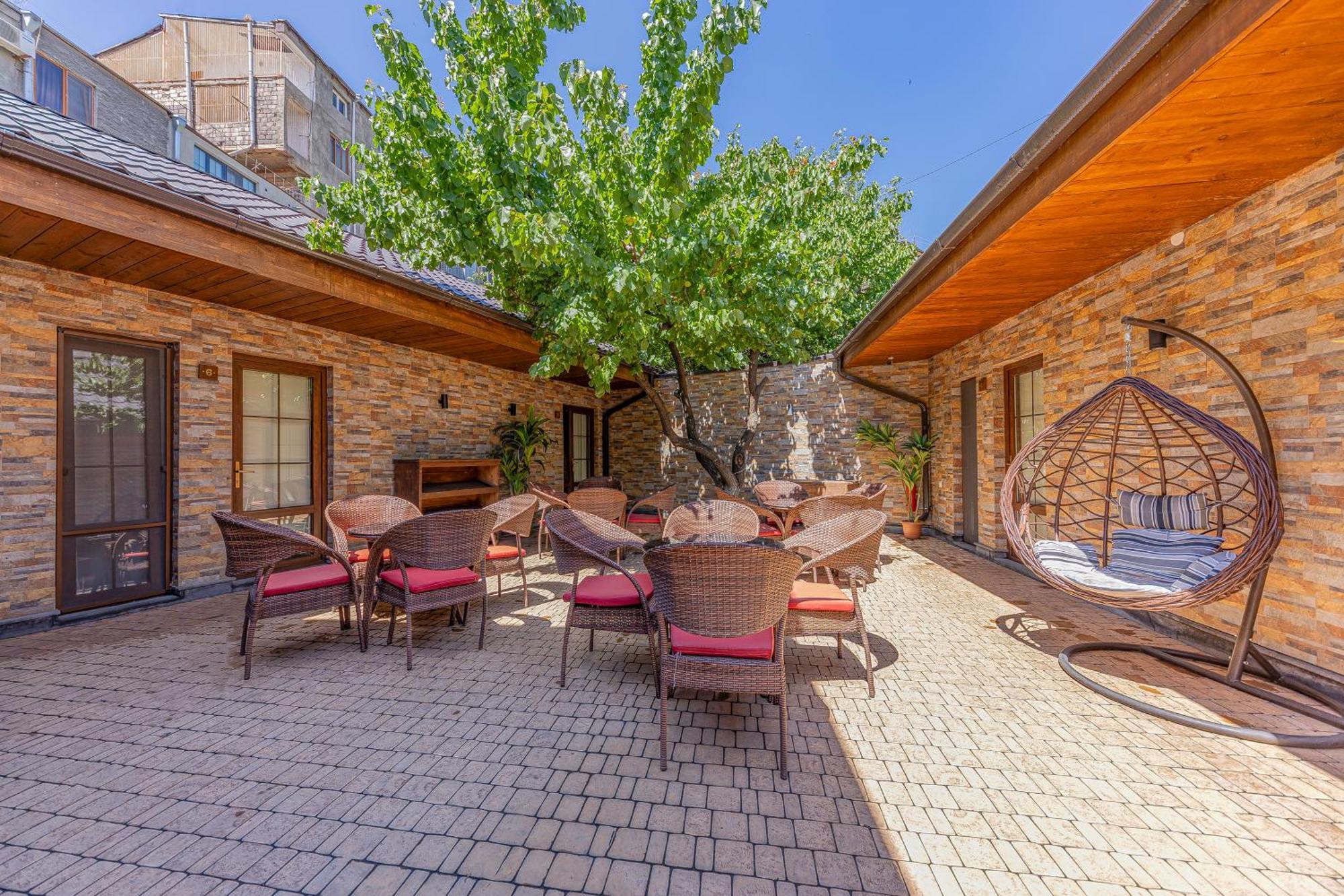 Boutique Living Hotel Erevan Esterno foto
