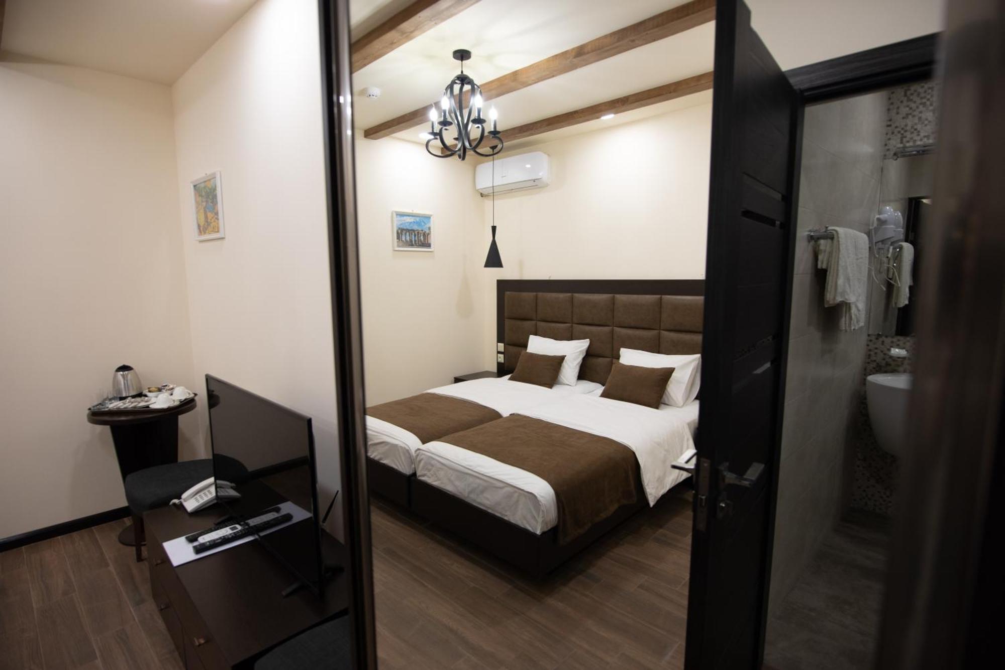 Boutique Living Hotel Erevan Esterno foto
