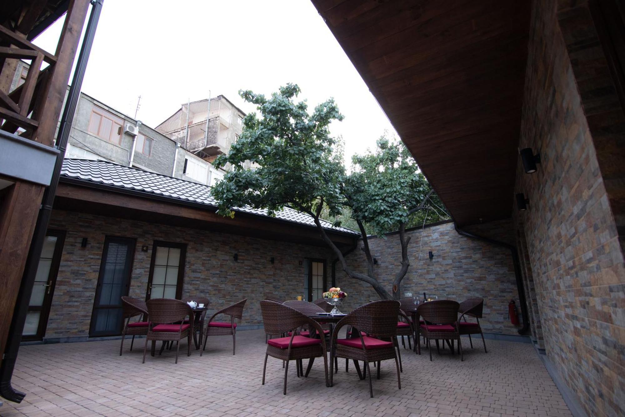 Boutique Living Hotel Erevan Esterno foto
