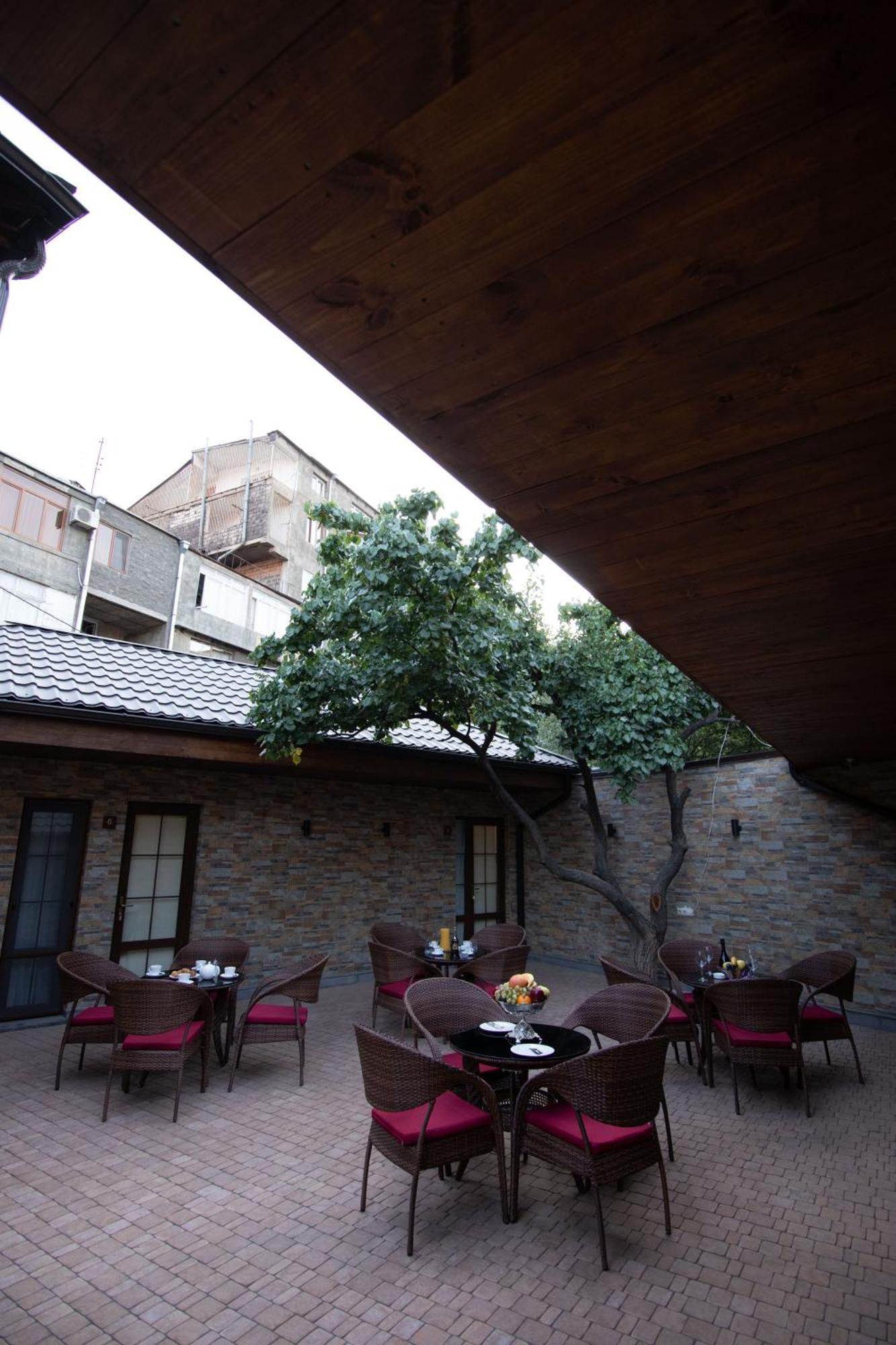 Boutique Living Hotel Erevan Esterno foto