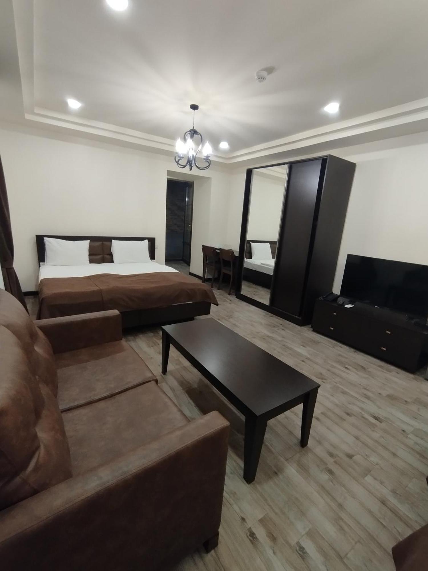 Boutique Living Hotel Erevan Esterno foto