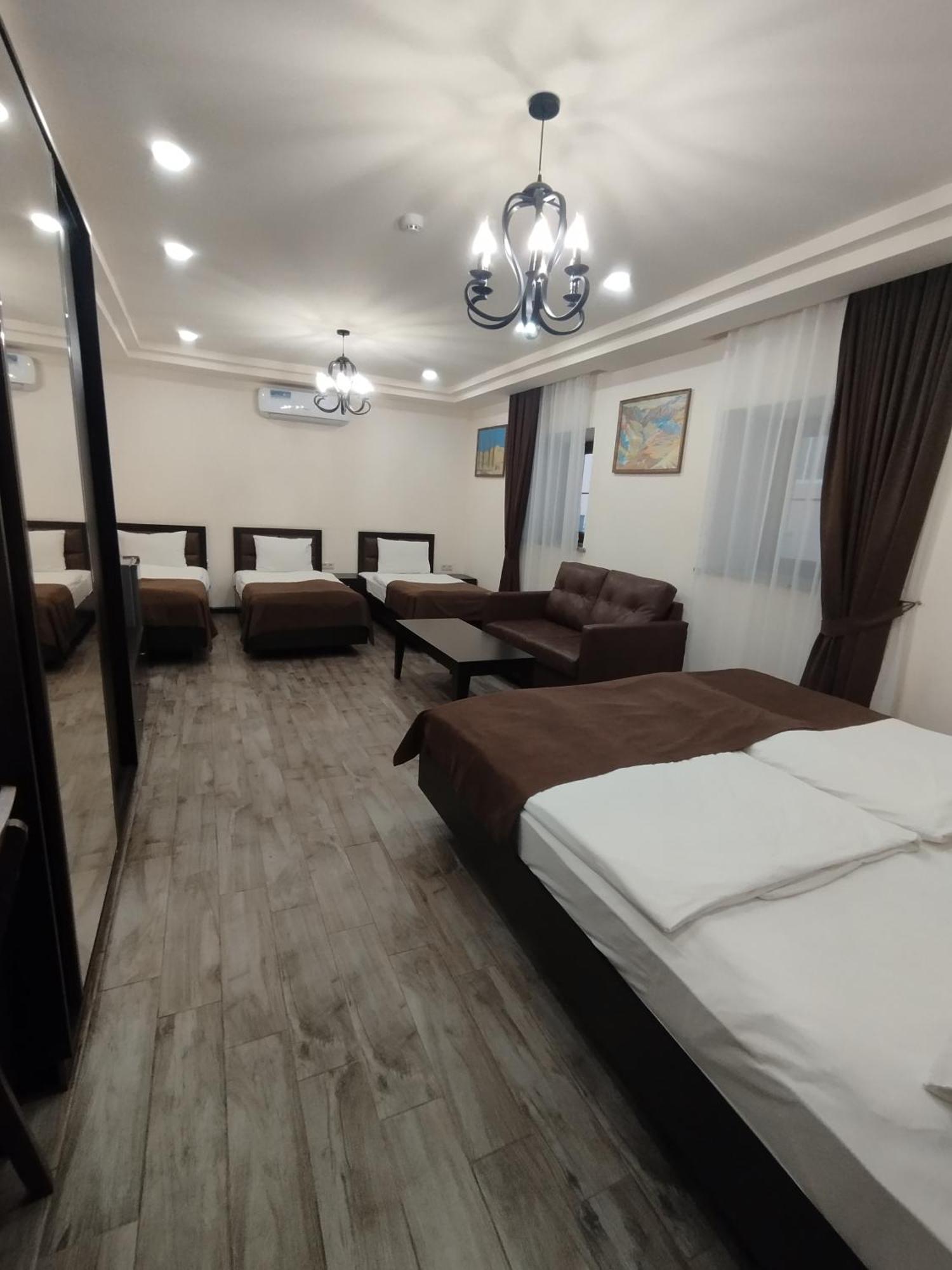 Boutique Living Hotel Erevan Esterno foto
