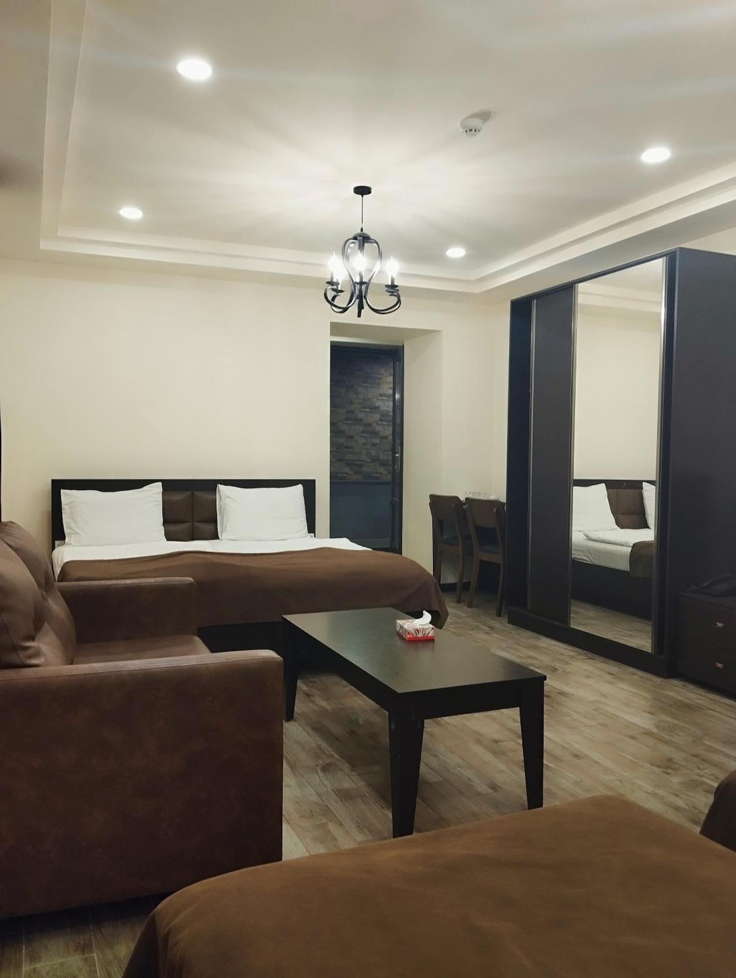 Boutique Living Hotel Erevan Esterno foto
