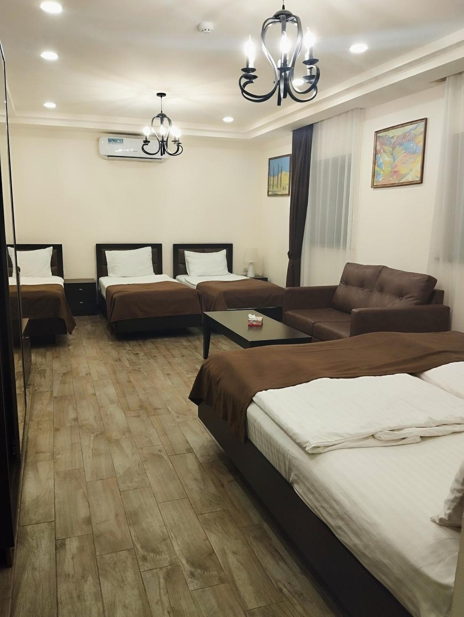 Boutique Living Hotel Erevan Esterno foto