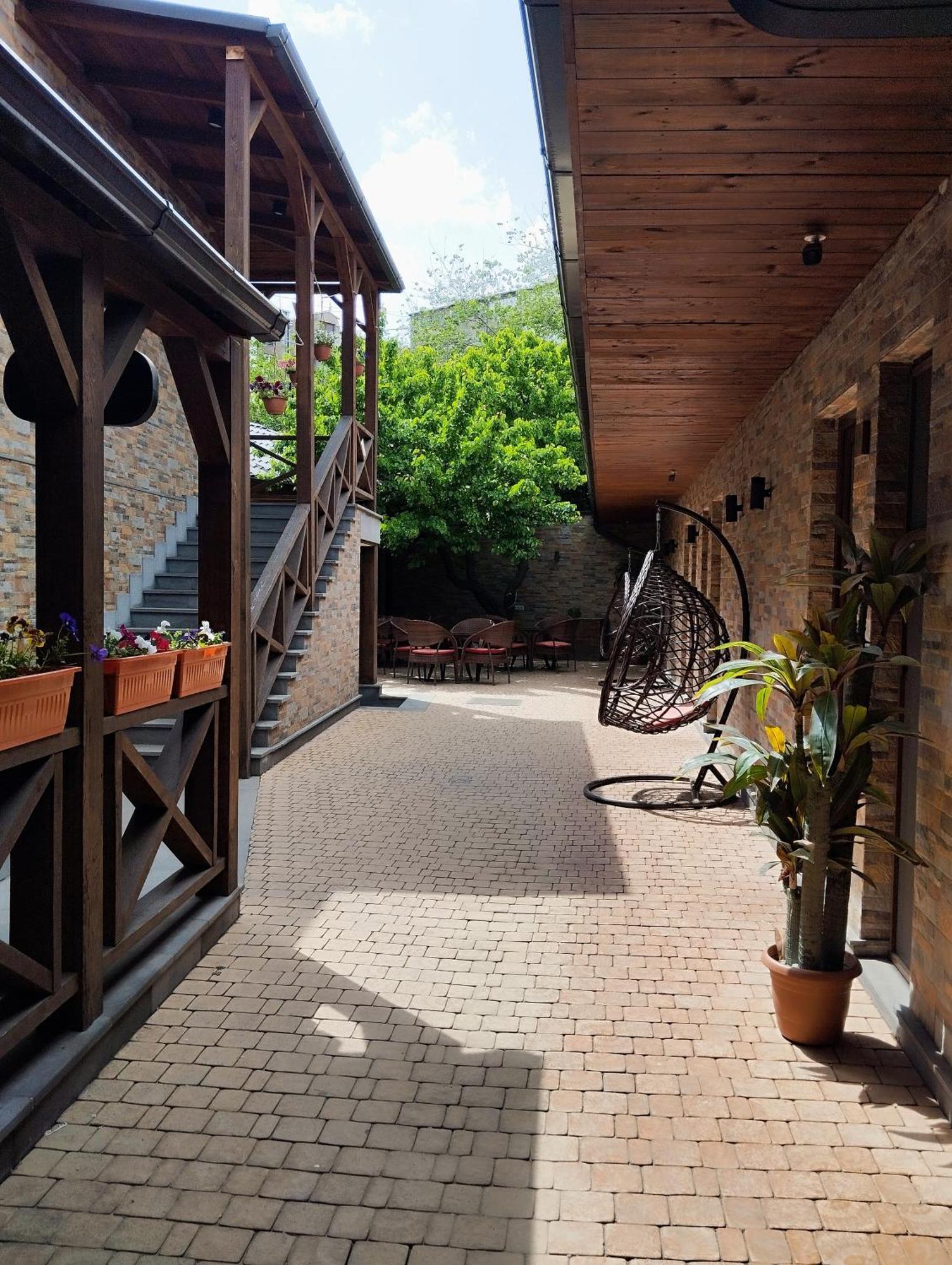 Boutique Living Hotel Erevan Esterno foto